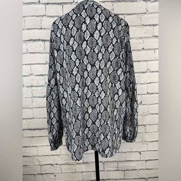 Michael Kors Long Sleeved Animal Print Python Top size Large - Picture 9 of 10